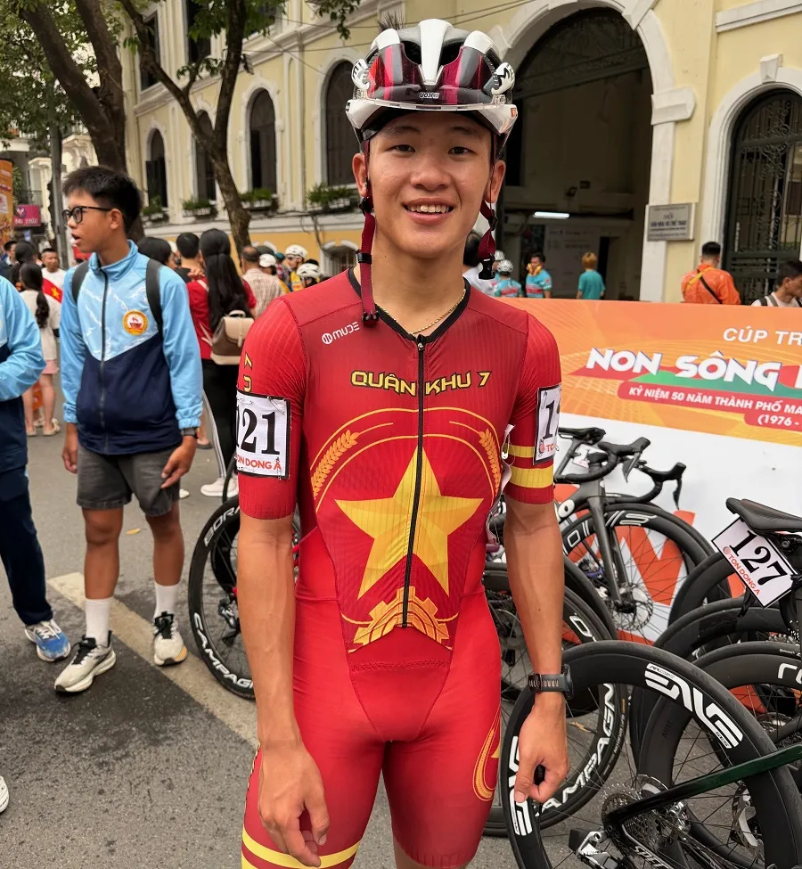 Phạm Lê Xuân Lộc thi đấu chặng đua tại Hồ Hoàn Kiếm (Hà Nội) ngày 5-4. Ảnh: MINH MINH