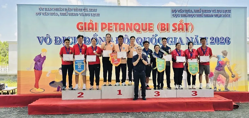 Các VĐV đã nhận thưởng tại giải bi sắt vô địch đồng đội quốc gia 2026. Ảnh: TUẤN ANH