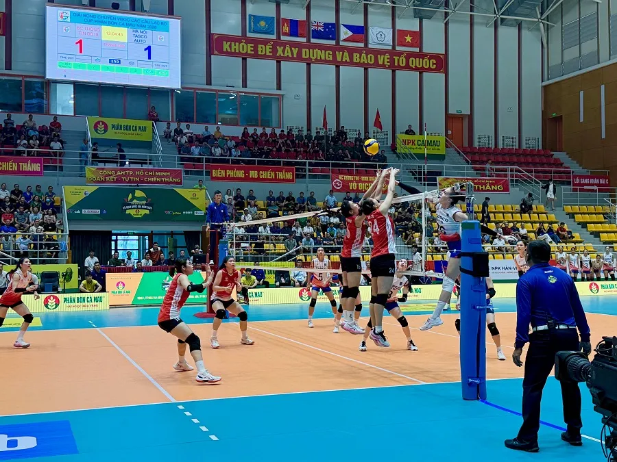 Đội nữ Hà Nội và Binh chủng Thông tin đã tranh tài hấp dẫn. Ảnh: MINH CHIẾN