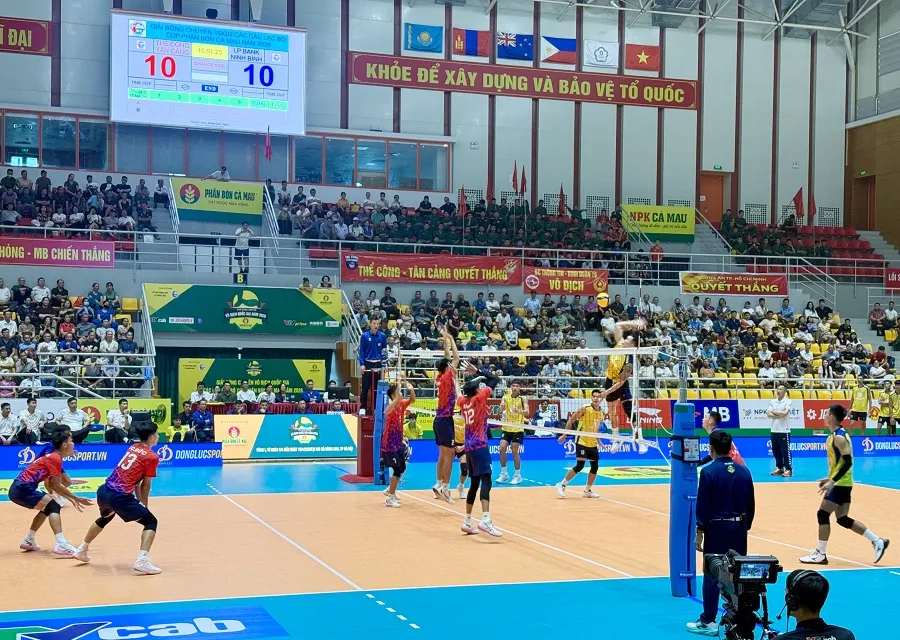 Cầu thủ Thể Công và Ninh Bình đã thi đấu hấp dẫn. Ảnh: MINH CHIẾN