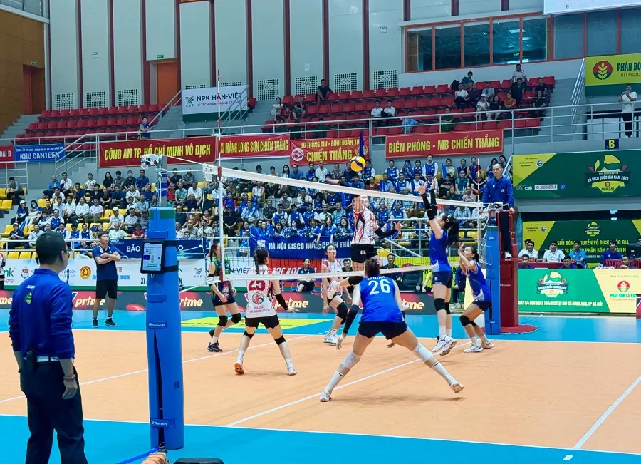 Đội Hà Nội và Hóa chất Đức Giang đã thi đấu tạo nên cuộc so tài hấp dẫn. Ảnh: MINH CHIẾN