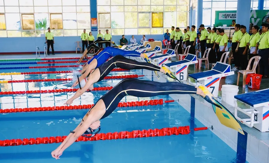 Các VĐV đang tranh tài giải lặn quốc gia dành cho bể ngắn 25m ở thành phố Huế. Ảnh: VASA