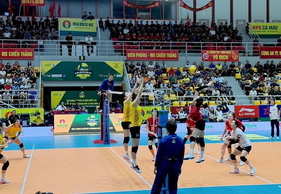 Cầu thủ Binh chủng Thông tin đã thua trận thứ 2 của giải đấu. Ảnh: MINH CHIẾN