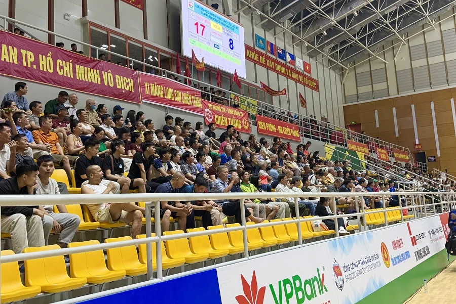 Khán giả vẫn có mặt trên khán đài tại nhà thi đấu Đông Anh (Hà Nội) cổ vũ các trận đấu. Ảnh: MINH CHIẾN