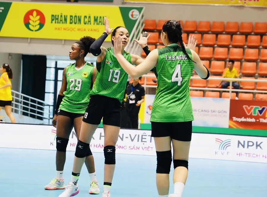 Các tay đập Cuba của đội VTV Bình Điền Long An đang thi đấu tại Đông Anh (Hà Nội). Ảnh: VTVBĐLA