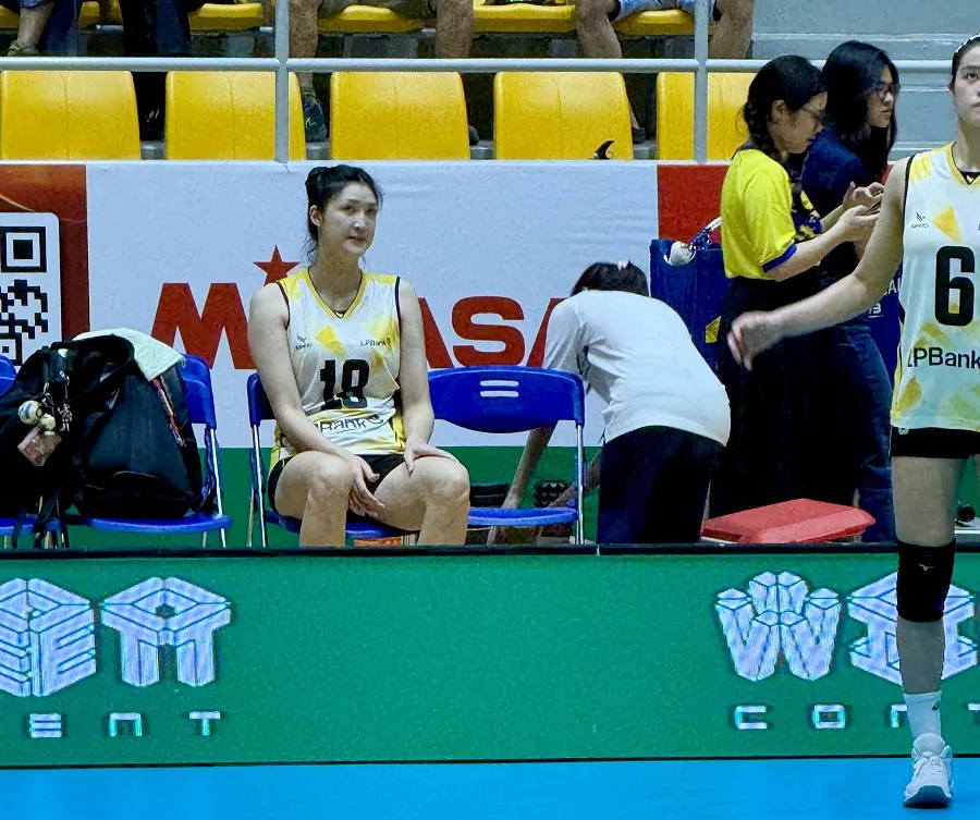 Phụ công Lưu Thị Huệ đã chưa thể ra sân sau khi gặp chấn thương lật cổ chân. Ảnh: MINH CHIẾN