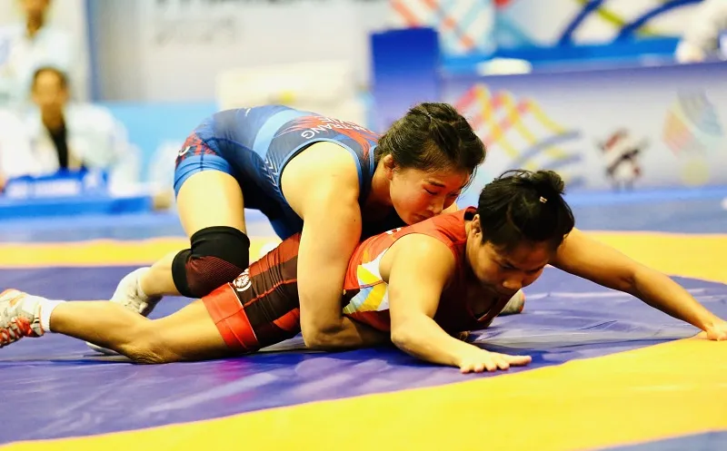 Tuyển thủ Mỹ Trang (xanh) của đội tuyển vật tự do nữ Việt Nam đang được chuẩn bị chuyên môn tham dự các giải quốc tế quan trọng. Ảnh: DŨNG PHƯƠNG