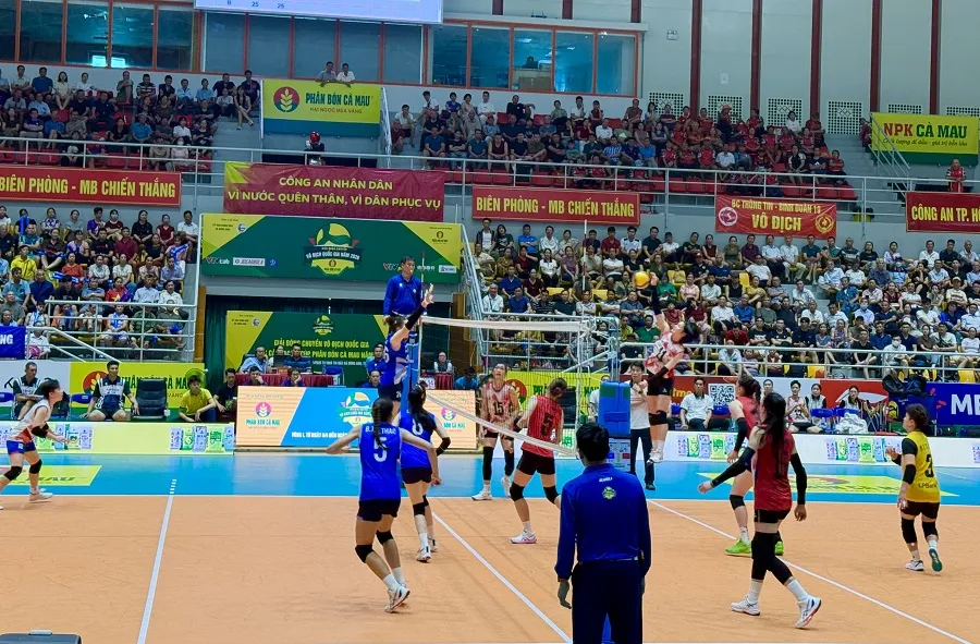 Hai đội bóng đã cống hiến màn so tài hấp dẫn cho khán giả. Ảnh: MINH CHIẾN