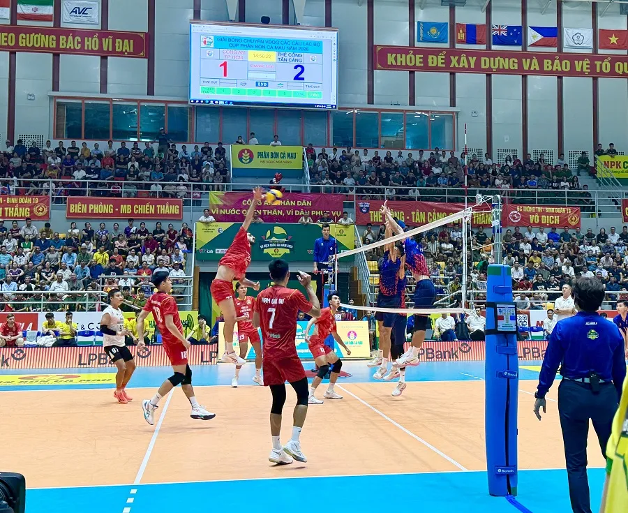 Các tay đập Công an TPHCM đã chơi tốt trước hàng chắn Thể Công Tân Cảng. Ảnh: MINH CHIẾN