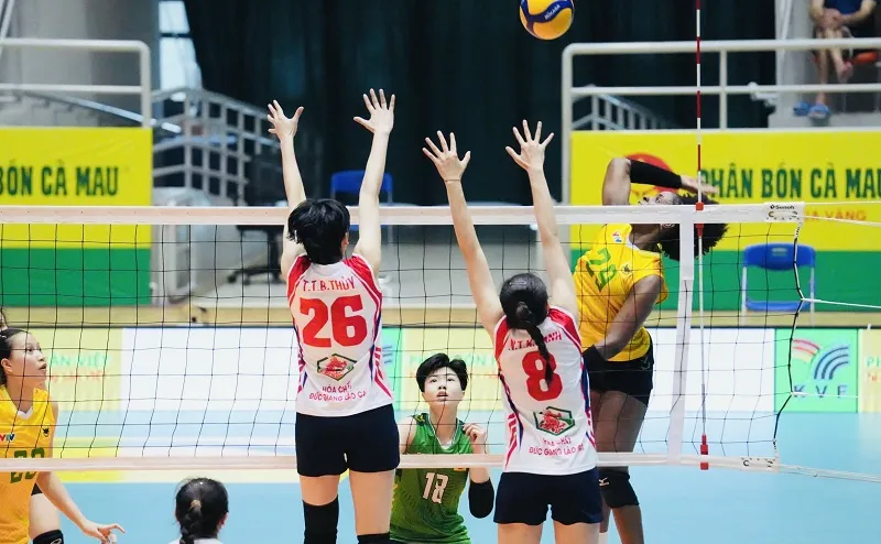 Cầu thủ VTV Bình Điền Long An đã tấn công trước hàng chắn Hóa chất Đức Giang. Ảnh: VFV