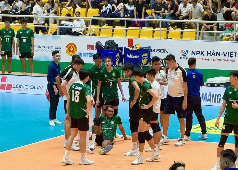 Phụ công Chế Quốc Lô Vít gặp chấn thương nghiêm trọng khi đang thi đấu. Ảnh: MINH CHIẾN