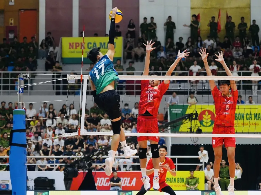 Các tay đập Biên Phòng MB và Công an TPHCM đã cống hiến trận đấu hấp dẫn. Ảnh: VFV