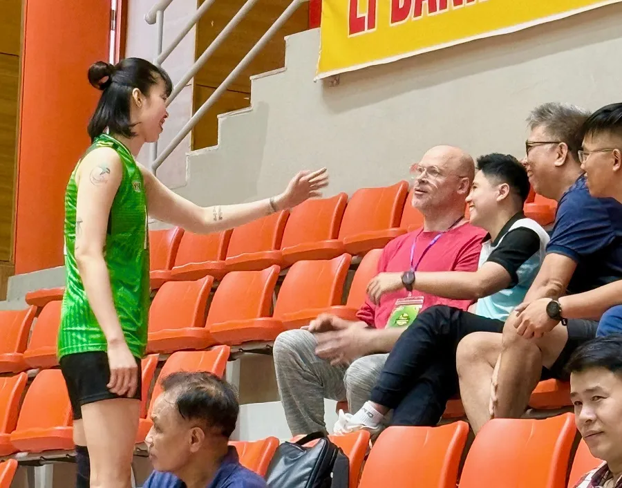 Trần Thị Thanh Thúy vô tình gặp chuyên gia Federico Rampazzo trên khán đài nhà thi đấu Đông Anh (Hà Nội). Ảnh: MINH CHIẾN