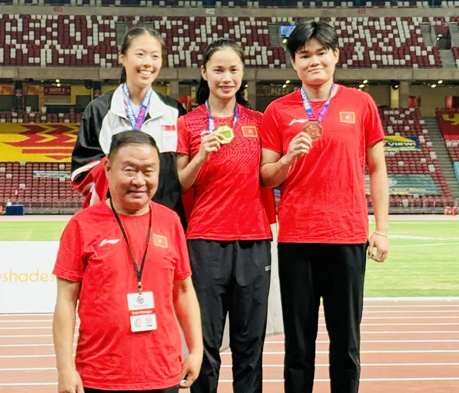VĐV Phùng Thị Huệ giành được HCV cự ly 100m tại giải. Ảnh: HP