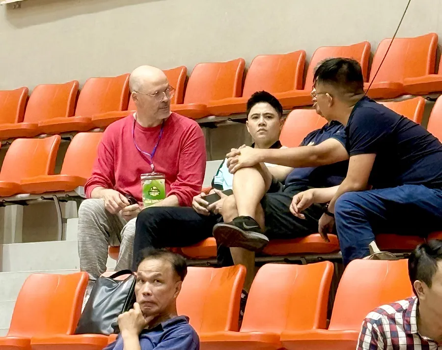 Chuyên gia Federico Rampazzo (áo đỏ) có mặt ở nhà thi đấu Đông Anh (Hà Nội). Ảnh: MINH CHIẾN