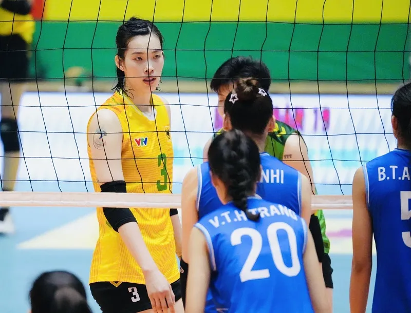 Thanh Thúy đã nỗ lực thi đấu nhưng vẫn chưa có kết quả chiến thắng trước đội nữ Hà Nội. Ảnh: VFV