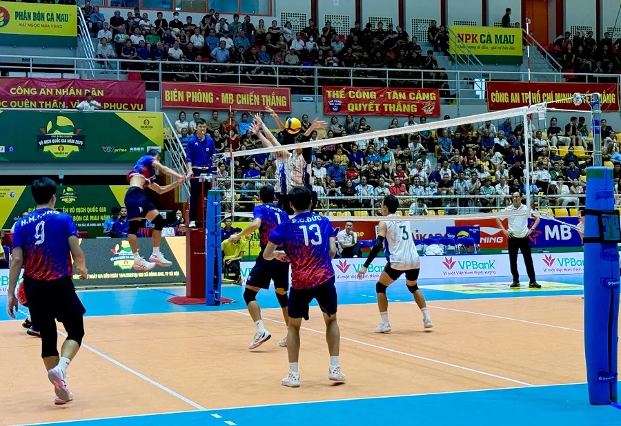 Cầu thủ Thể Công Tân Cảng và Biên Phòng MB đã tập trung thi đấu. Ảnh: MINH CHIẾN