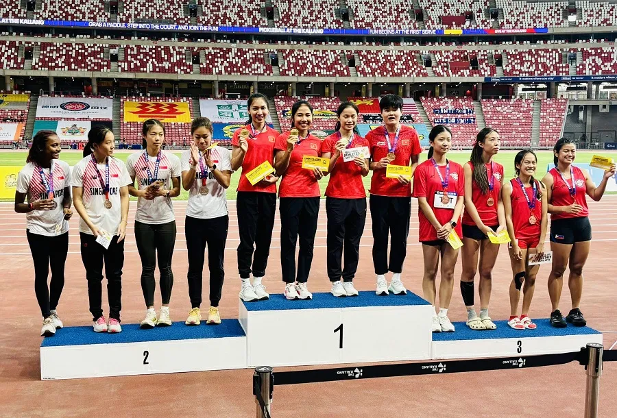 Đội tuyển điền kinh Việt Nam giành HCV tiếp sức 4x100m nữ tại Singapore. Ảnh: NGỌC LỢI