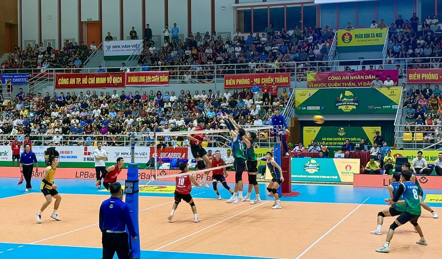 Đội Biên Phòng MB và Ninh Bình đã cống hiến trận đấu có 5 ván diễn ra hấp dẫn. Ảnh: MINH CHIẾN