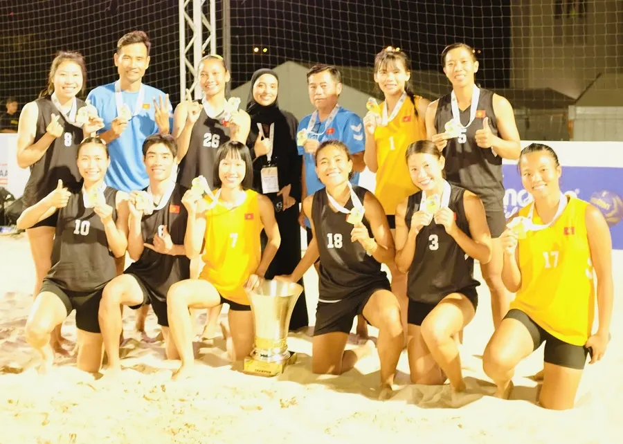 Đội tuyển bóng ném bãi biển nữ Việt Nam có thành viên được cầm cờ cho Đoàn thể thao Việt Nam. Ảnh: VHF