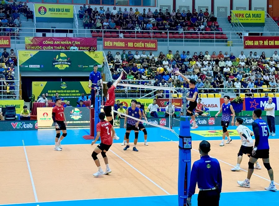 Đội nam Hà Nội và TPHCM đã kết thúc với các đường bóng giằng co quyết liệt. Ảnh: MINH CHIẾN