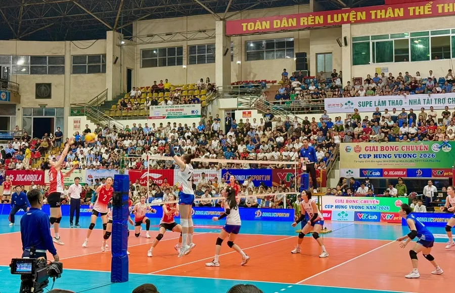 Đội Binh chủng Thông tin và Hà Nội đã thi đấu trận bán kết đầu tiên Cúp Hùng Vương 2026. Ảnh: MINH CHIẾN