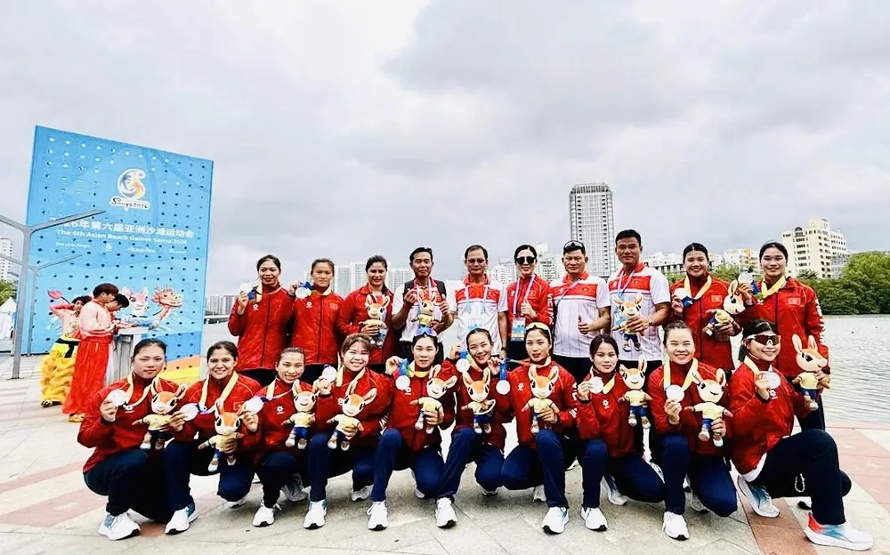 Các tuyển thủ đội đua thuyền truyền thống nữ Việt Nam giành HCB tại Đại hội. Ảnh: MINH MINH