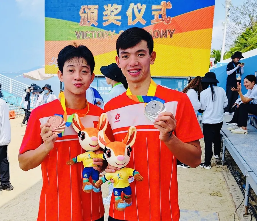 Mai Trần Tuấn Anh và Nguyễn Huy Hoàng đã giành huy chương tại Đại hội thể thao bãi biển châu Á 2026. Ảnh: MINH MINH