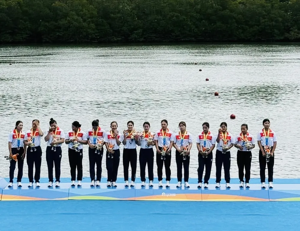 Đội đua thuyền truyền thống nữ Việt Nam tại Đại hội thể thao bãi biển châu Á 2026. Ảnh: NGUYỄN HẢI