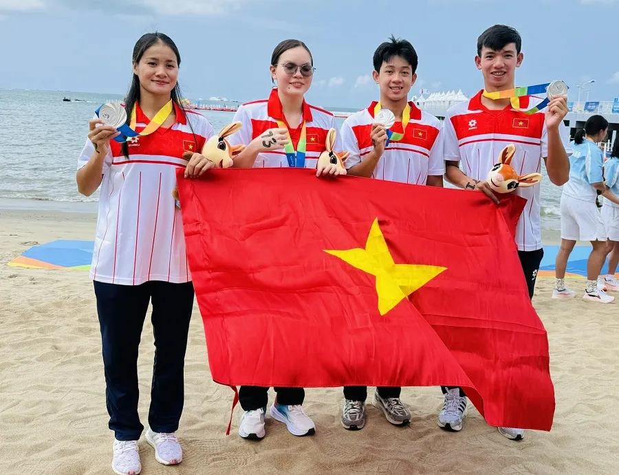 Đội bơi tiếp sức mặt nước mở của Việt Nam đã giành tấm HCB. Ảnh: MINH MINH