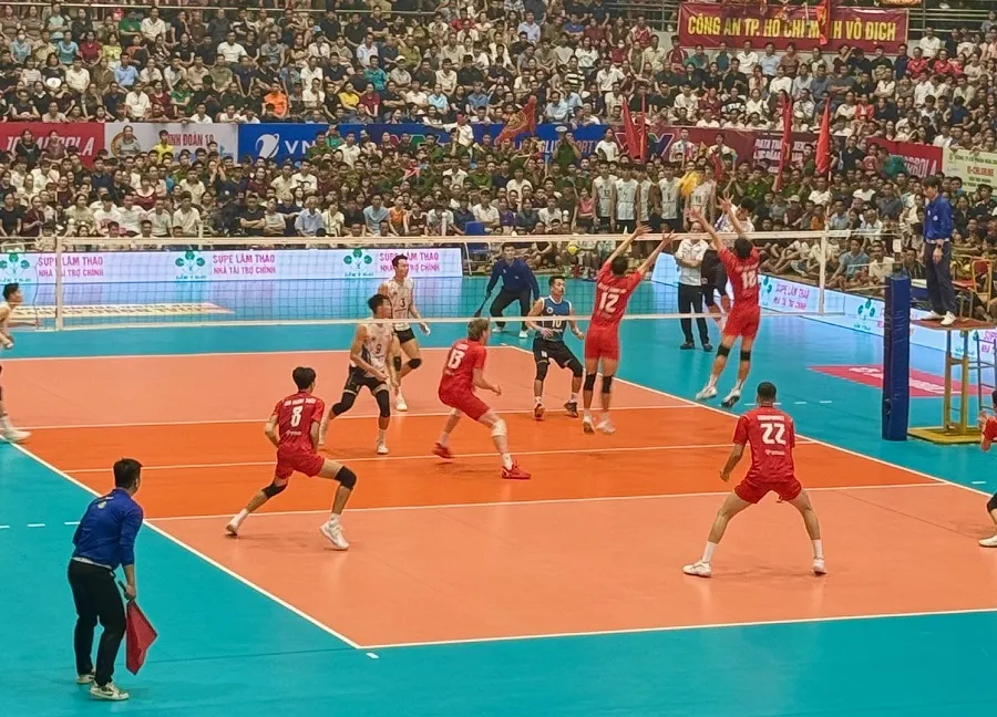 Hai đội bóng đã chơi trận chung kết quyết liệt tại Phú Thọ. Ảnh: MINH CHIẾN