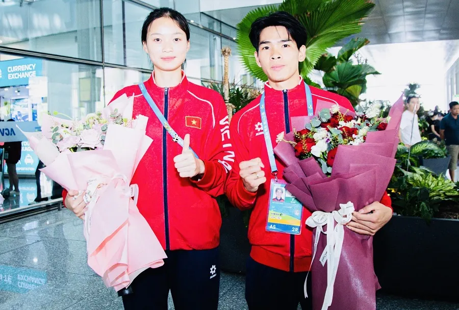 Tuyển thủ Hà Thị Thúy Hằng (trái) đã về Việt Nam và trở lại tập luyện chuẩn bị thi đấu tiếp tục vào tháng 5. Ảnh: LƯỢNG LƯỢNG