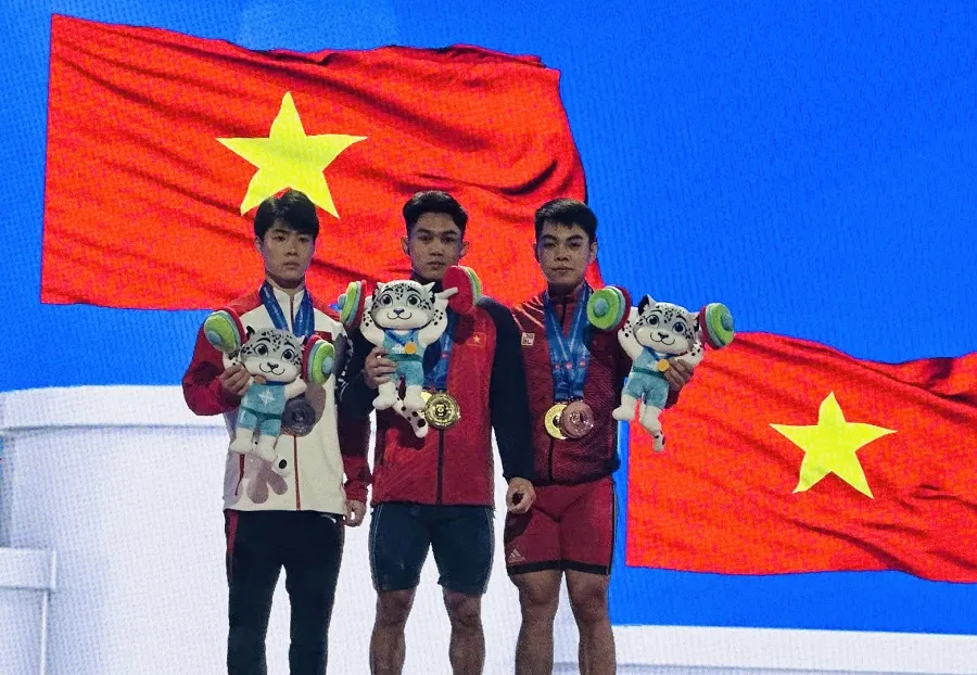 K'Dương (giữa) có mặt chuẩn bị tranh tài tại Ai Cập. Ảnh: NGUYỄN HUY