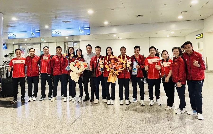 Những thành viên cuối cùng của Đoàn thể thao Việt Nam đã về quê nhà kết thúc Đại hội thể thao bãi biển châu Á 2026. Ảnh: MINH CHIẾN