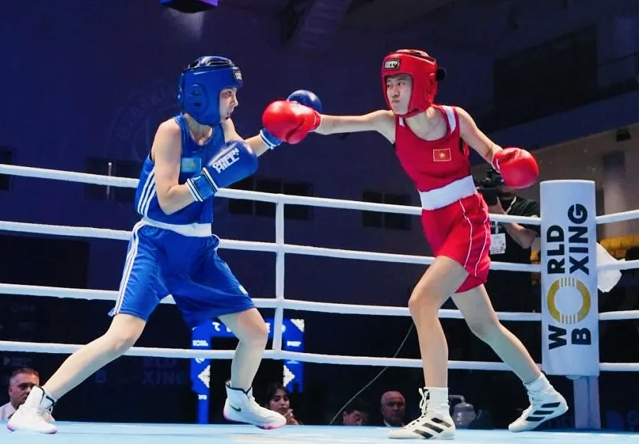 Võ sĩ Hồng Diễm (đỏ) của đội boxing trẻ Việt Nam đã thi đấu tốt để chung kết hạng cân của mình. Ảnh: ASIANBOXING