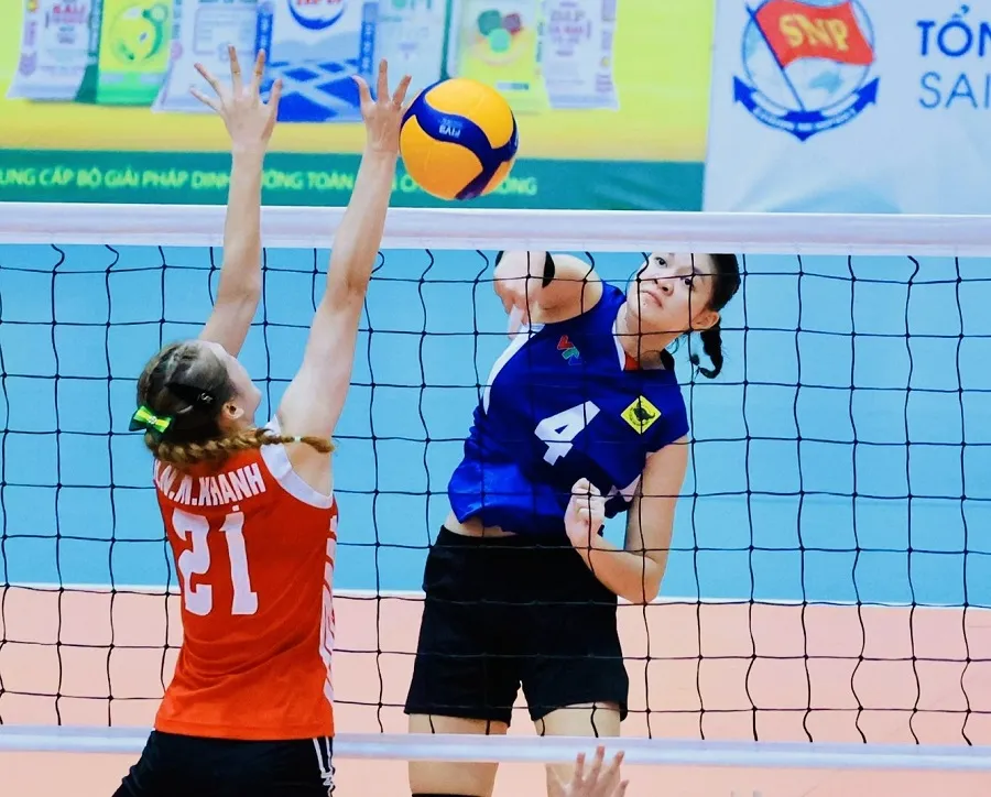 Cầu thủ Bảo Ngọc (4) là tuyển thủ của đội U18 nữ Việt Nam tập huấn năm nay. Ảnh: DŨNG PHƯƠNG