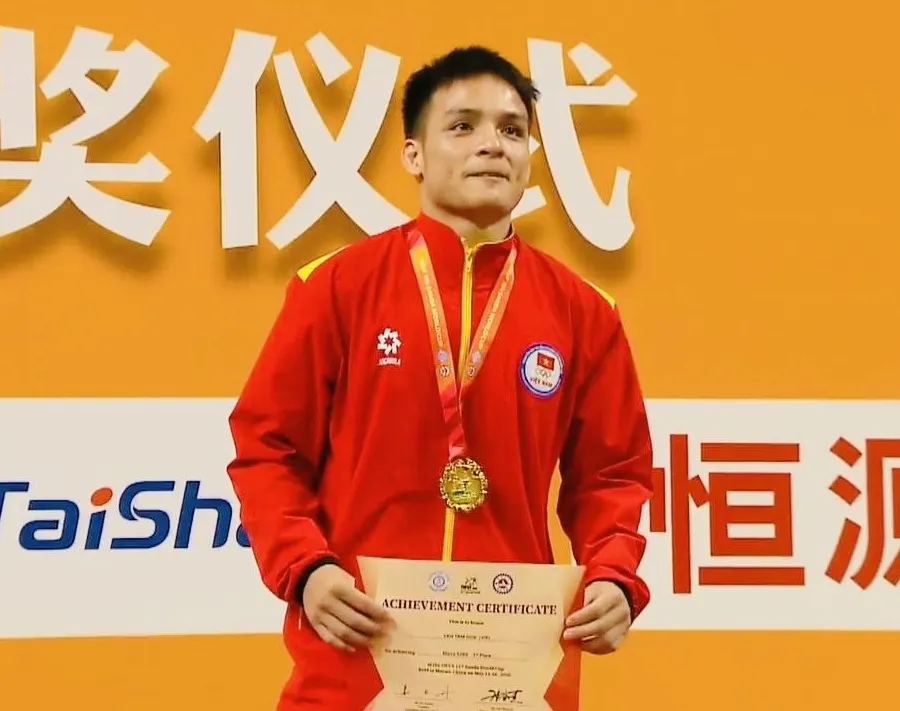 Võ sĩ Đinh Văn Tấm có tấm HCV tại Cúp tán thủ thế giới 2026. Ảnh: IWF