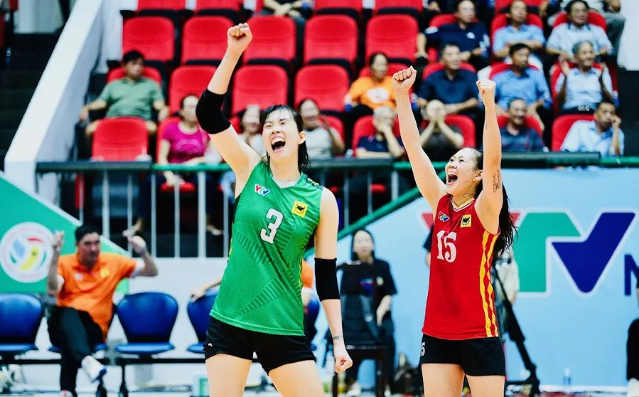 Thanh Thúy và đồng đội phấn khích sau chiến thắng trước Binh chủng Thông tin. Ảnh: DŨNG PHƯƠNG