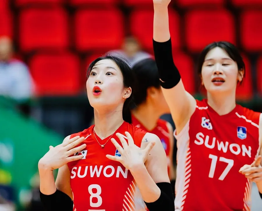 Cầu thủ Suwon (Hàn Quốc) có gương mặt khả ái nhận được sự cổ vũ từ đông đảo người hâm mộ. Ảnh: DŨNG PHƯƠNG