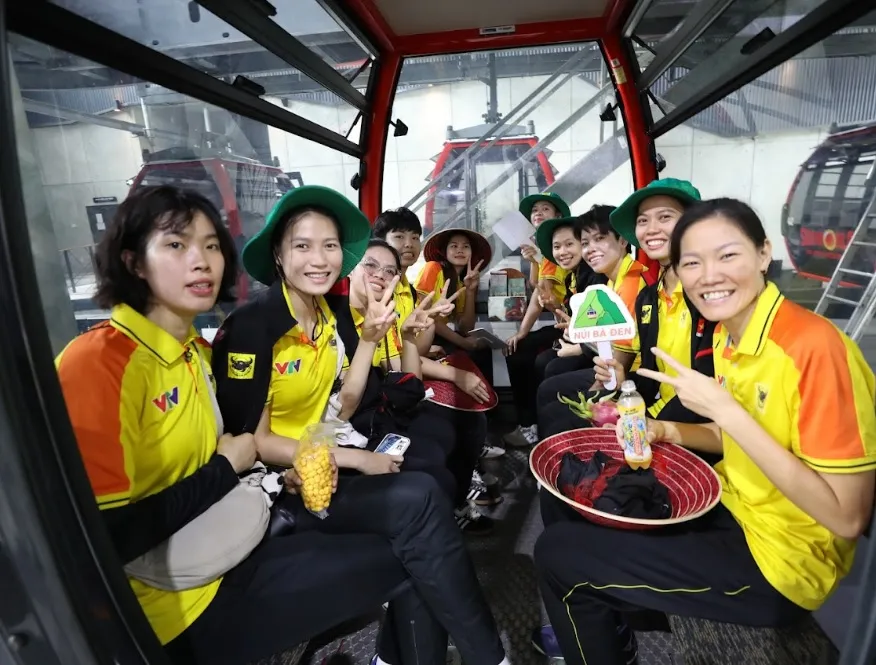 Thanh Thúy và đồng đội tham gia buổi dã ngoại nhiều ý nghĩa. Ảnh: DŨNG PHƯƠNG