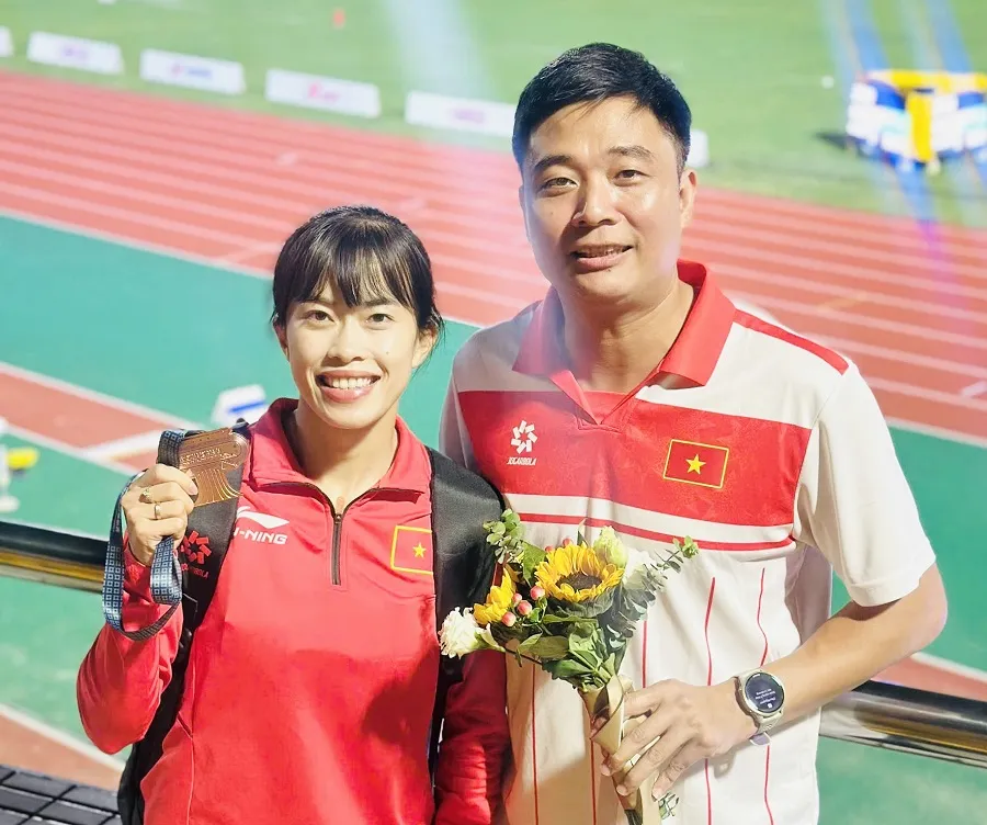Ban huấn luyện chúc mừng tấm HCĐ của tuyển thủ Vũ Thị Ngọc Hà. Ảnh: MH