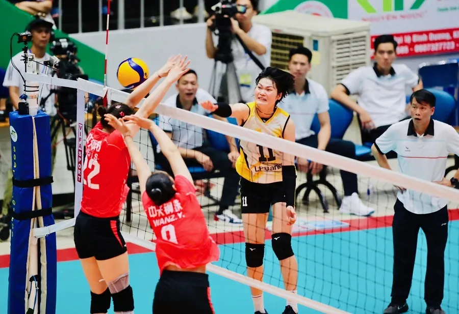 Cầu thủ Nguyễn Thị Uyên (11) của Ninh Bình đã tìm cơ hội đập bóng chiến thắng hàng chắn của Giang Tô (Trung Quốc). Ảnh: DŨNG PHƯƠNG