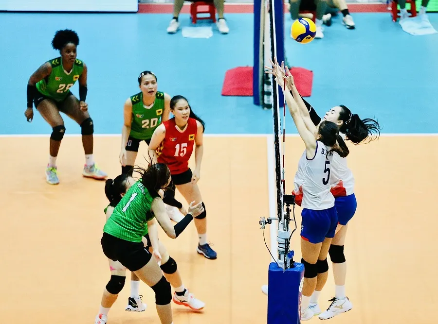 Trận bán kết đã diễn ra với nhiều tình huống quyết định về chuyên môn. Ảnh: DŨNG PHƯƠNG