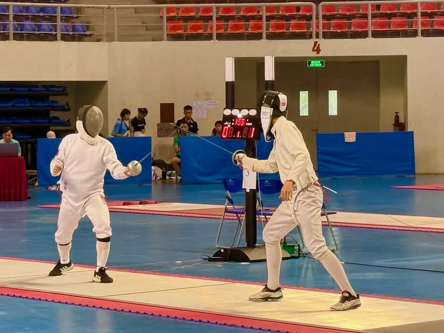 VĐV thi đấu trận chung kết kiếm ba cạnh cá nhân U17 nam tại giải đấu năm nay. Ảnh: MINH CHIẾN