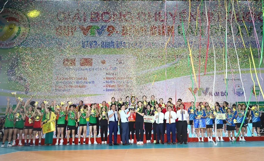 Ban tổ chức đã trao cúp cho nhà vô địch Giang Tô (Trung Quốc). Ảnh: DŨNG PHƯƠNG