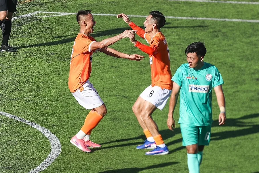 Cầu thủ có niềm vui chiến thắng tại trận chung kết vòng loại phía Bắc. Ảnh: TTR