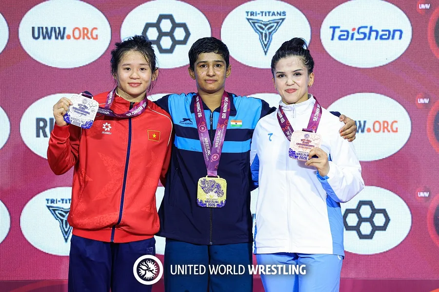 VĐV Mỹ Linh (áo đỏ) đã giành HCB tại giải trẻ châu Á 2026 đang tổ chức tại thành phố Đà Nẵng. Ảnh: UWW