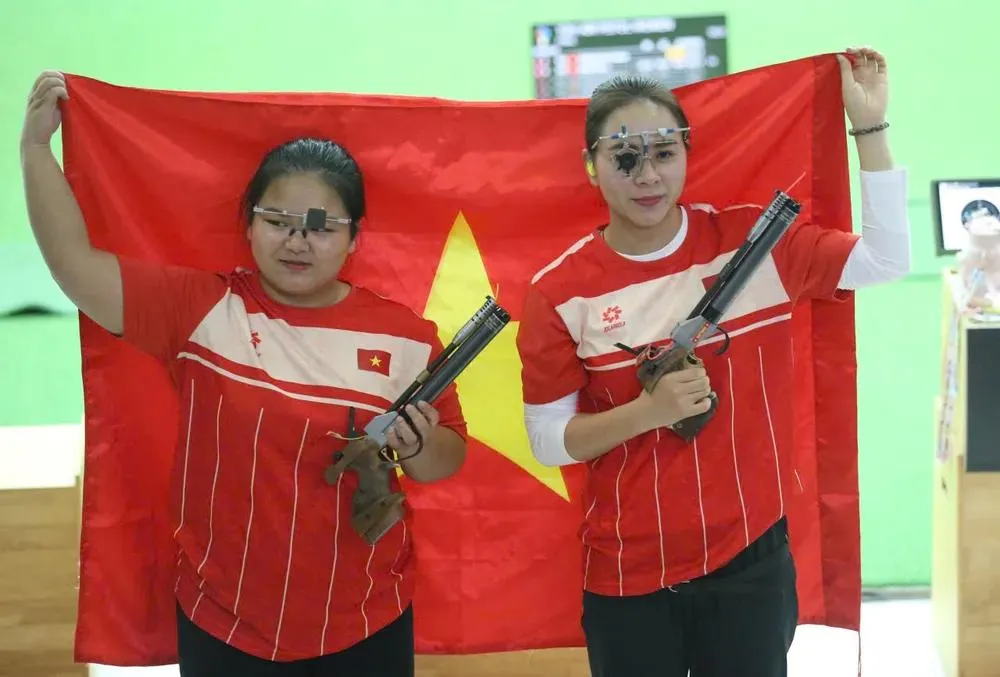 Thùy Trang (trái) từng giành huy chương 10m súng ngắn hơi nữ tại SEA Games 33-2025 ở Thái Lan. Ảnh: DŨNG PHƯƠNG