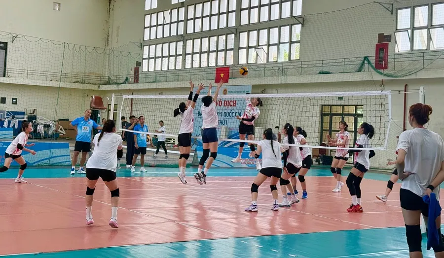 Đội tuyển bóng chuyền nữ Việt Nam tập luyện khẩn trương trước khi sang Philippines. Ảnh: MINH CHIẾN