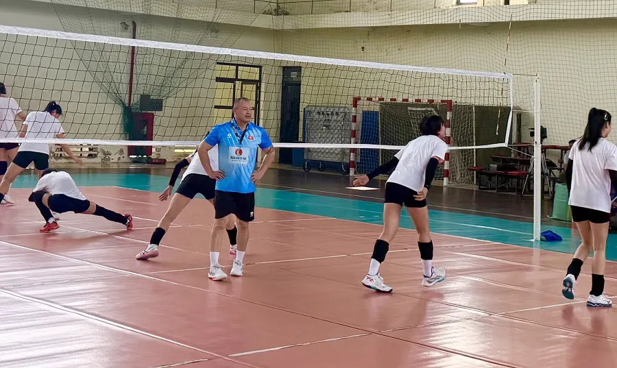 Chuyền gia thể lực Karl Lim đang làm việc cùng đội tuyển bóng chuyền nữ Việt Nam. Ảnh: MINH CHIẾN
